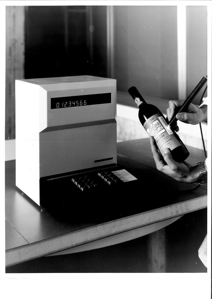 Early Ages optical barcode reader, a chapter in Alfi company history, scanning a product label